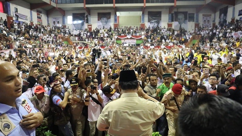 Hujan Tak Halangi Ribuan Warga Subang Sambut Prabowo